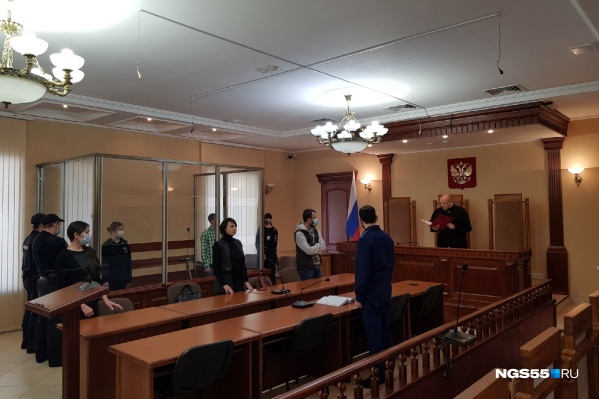 Подростков взяли под стражу в зале суда Подростков взяли под стражу в зале суда