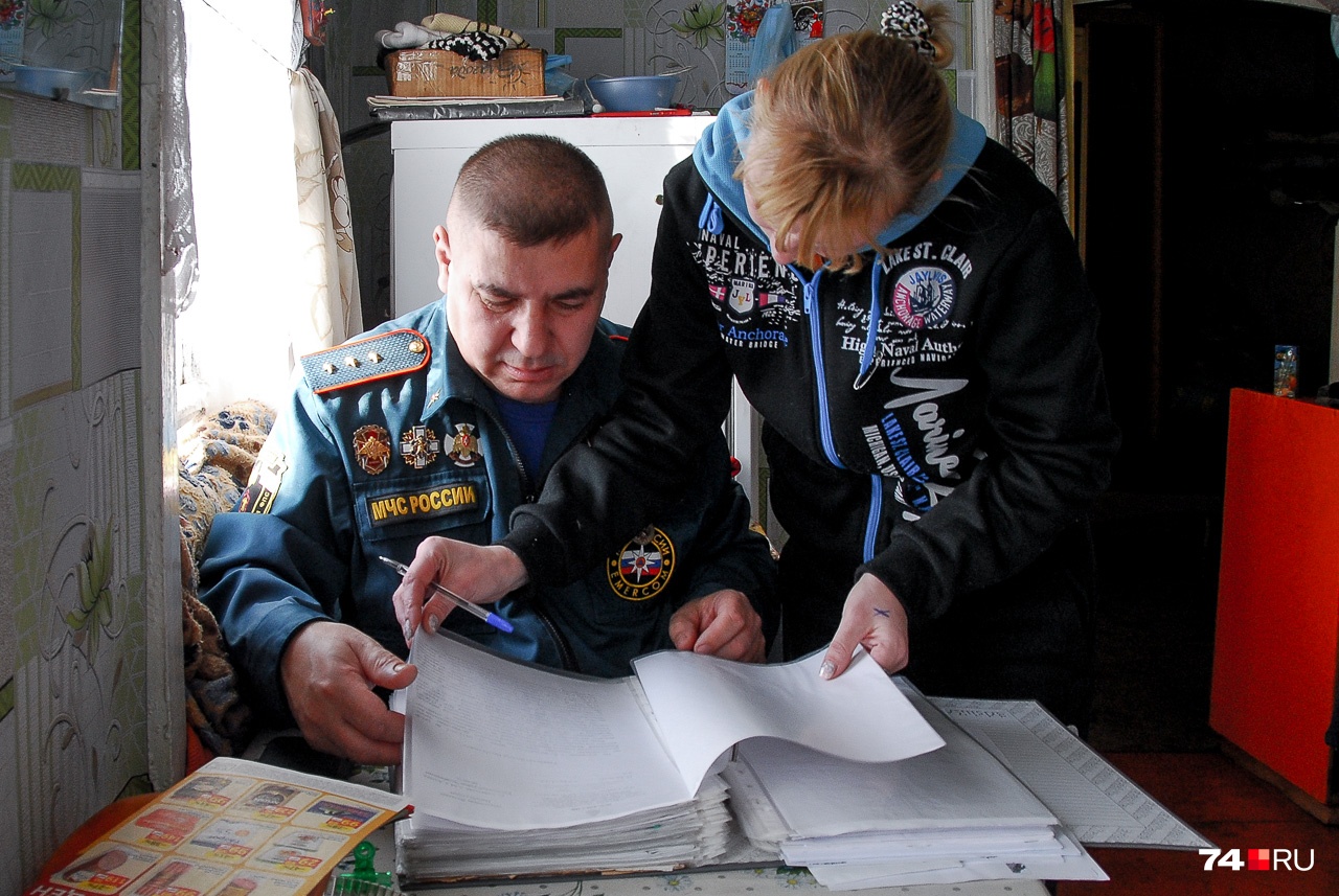 Виталий и Светлана ищут по моей просьбе один из документов, но в документы уже не очень верят — одни отписки, говорят Виталий и Светлана ищут по моей просьбе один из документов, но в документы уже не очень верят — одни отписки, говорят