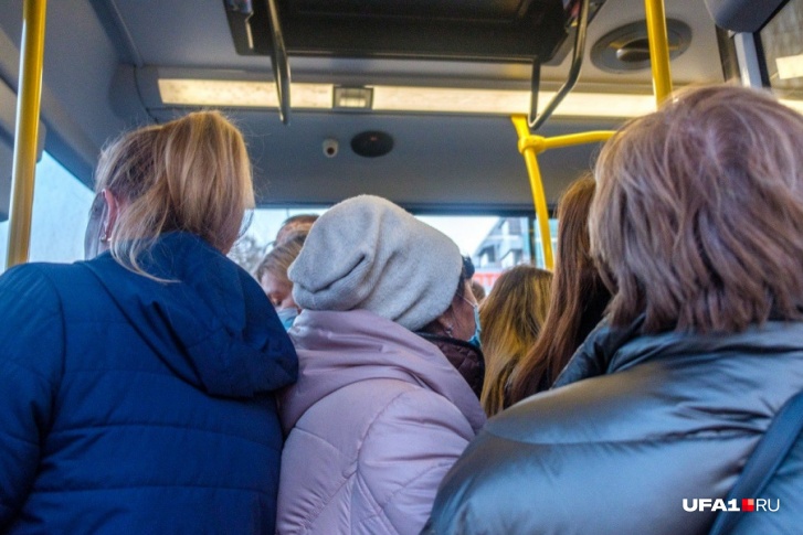 В час пик в автобусы не протиснуться В час пик в автобусы не протиснуться