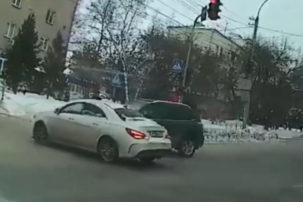 Момент столкновения автомобилей Момент столкновения автомобилей 
