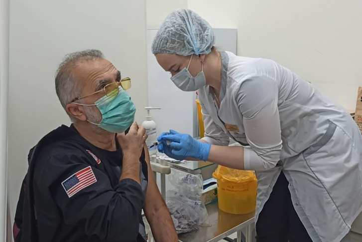 Карен Григорян стал миллионным вакцинированным от коронавируса в регионе