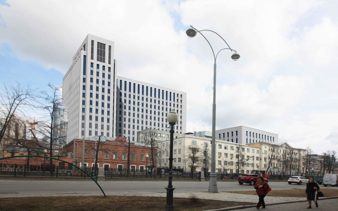 В самом центре Екатеринбурга под боком у ФСБ построят офисник для несуществующей воинской части