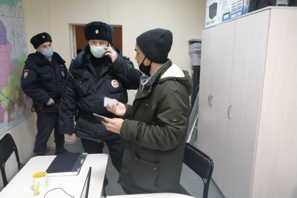 Полицейские пришли в офис «Яблока» Полицейские пришли в офис «Яблока»