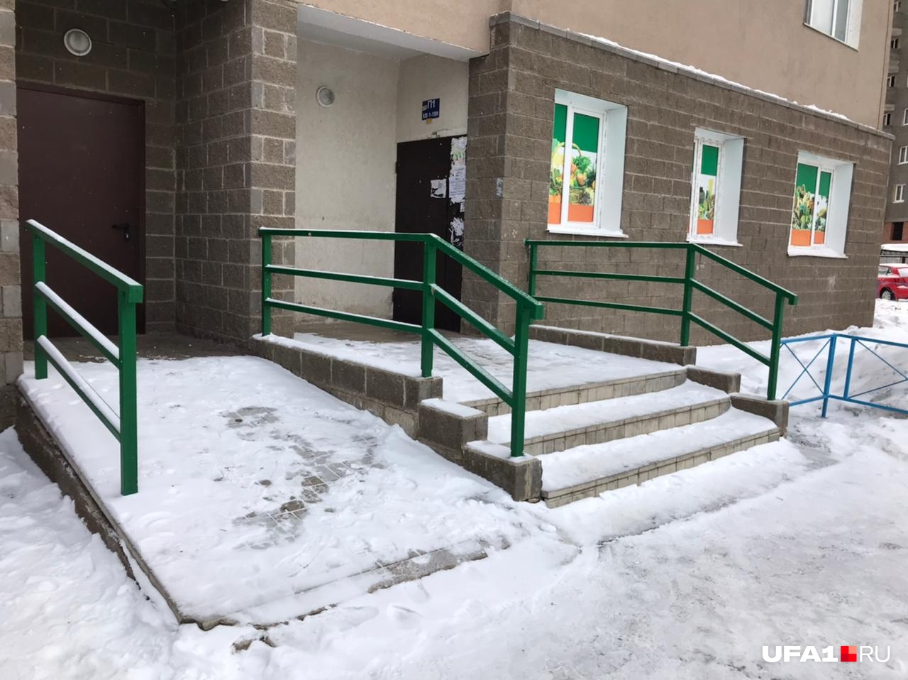Утром возле подъезда собрались полиция, медики скорой и следователи Утром возле подъезда собрались полиция, медики скорой и следователи