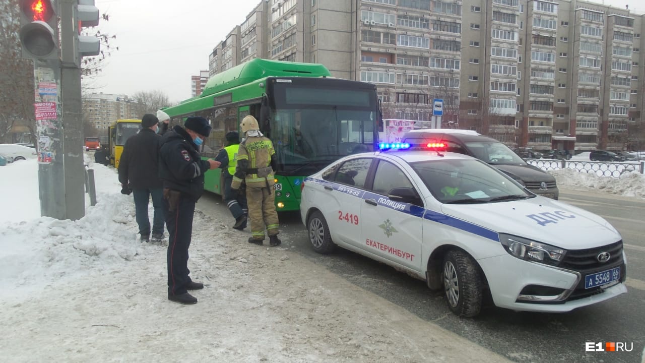 Автобус в момент столкновения стоял Автобус в момент столкновения стоял
