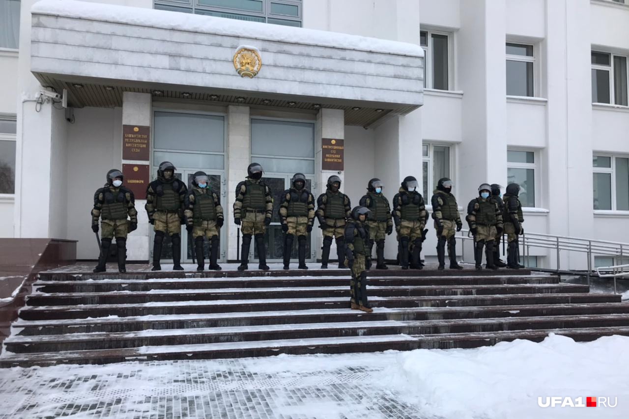 Подойти ко входу ближе, чем на шесть метров, росгвардейцы не разрешали Подойти ко входу ближе, чем на шесть метров, росгвардейцы не разрешали