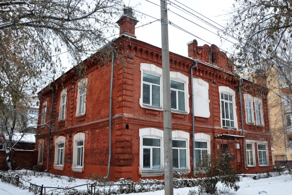 Здание находится всего в 100 метрах от торгового центра «Омский» Здание находится всего в 100 метрах от торгового центра «Омский»