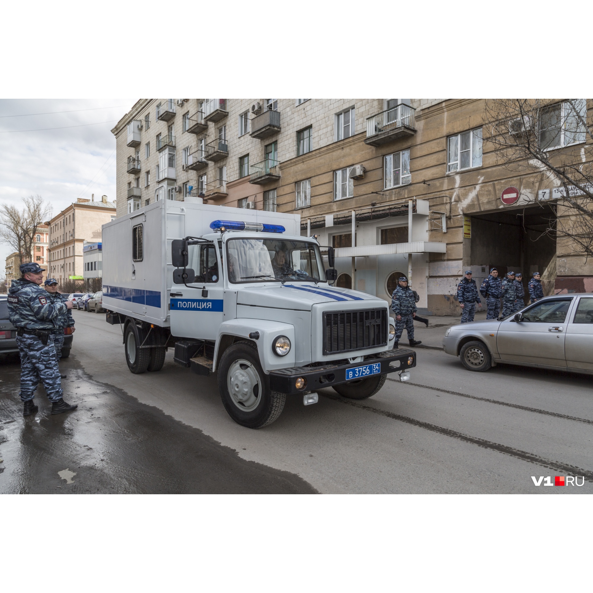 К месту предполагаемых неразрешенных акций обычно заранее стягивается комфортабельный пассажирский транспорт К месту предполагаемых неразрешенных акций обычно заранее стягивается комфортабельный пассажирский транспорт