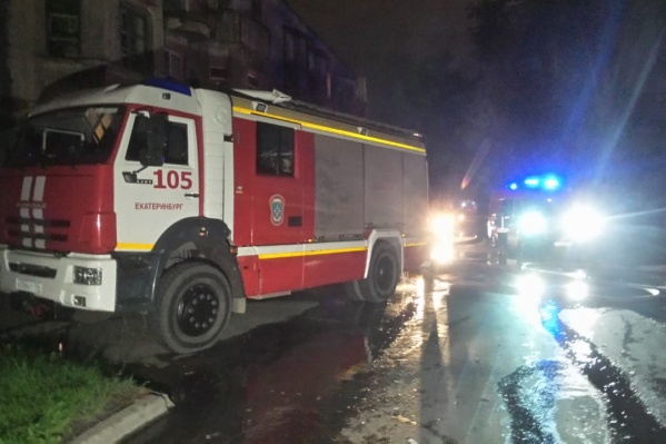 В Екатеринбурге сгорел двухэтажный дом В Екатеринбурге сгорел двухэтажный дом