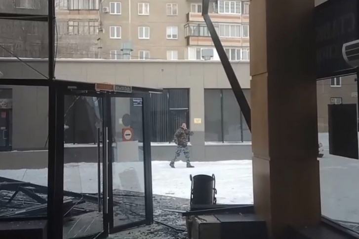 Этот вход в торговый комплекс сейчас перекрыли Этот вход в торговый комплекс сейчас перекрыли