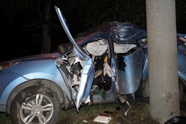 Мужчина с женщиной, ехавшие в Hyundai, погибли на месте Мужчина с женщиной, ехавшие в Hyundai, погибли на месте