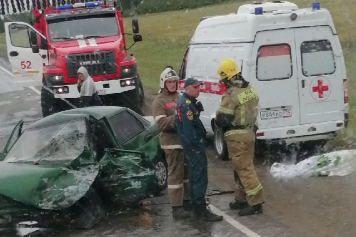 Водитель отечественной легковушки скончался на месте Водитель отечественной легковушки скончался на месте