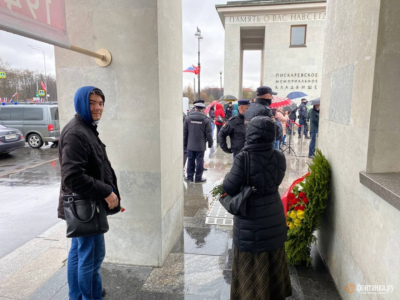 «Вы к какому классу здесь относитесь?» У входа на Пискарёвское кладбище петербуржцам велели ждать окончания официального мероприятия