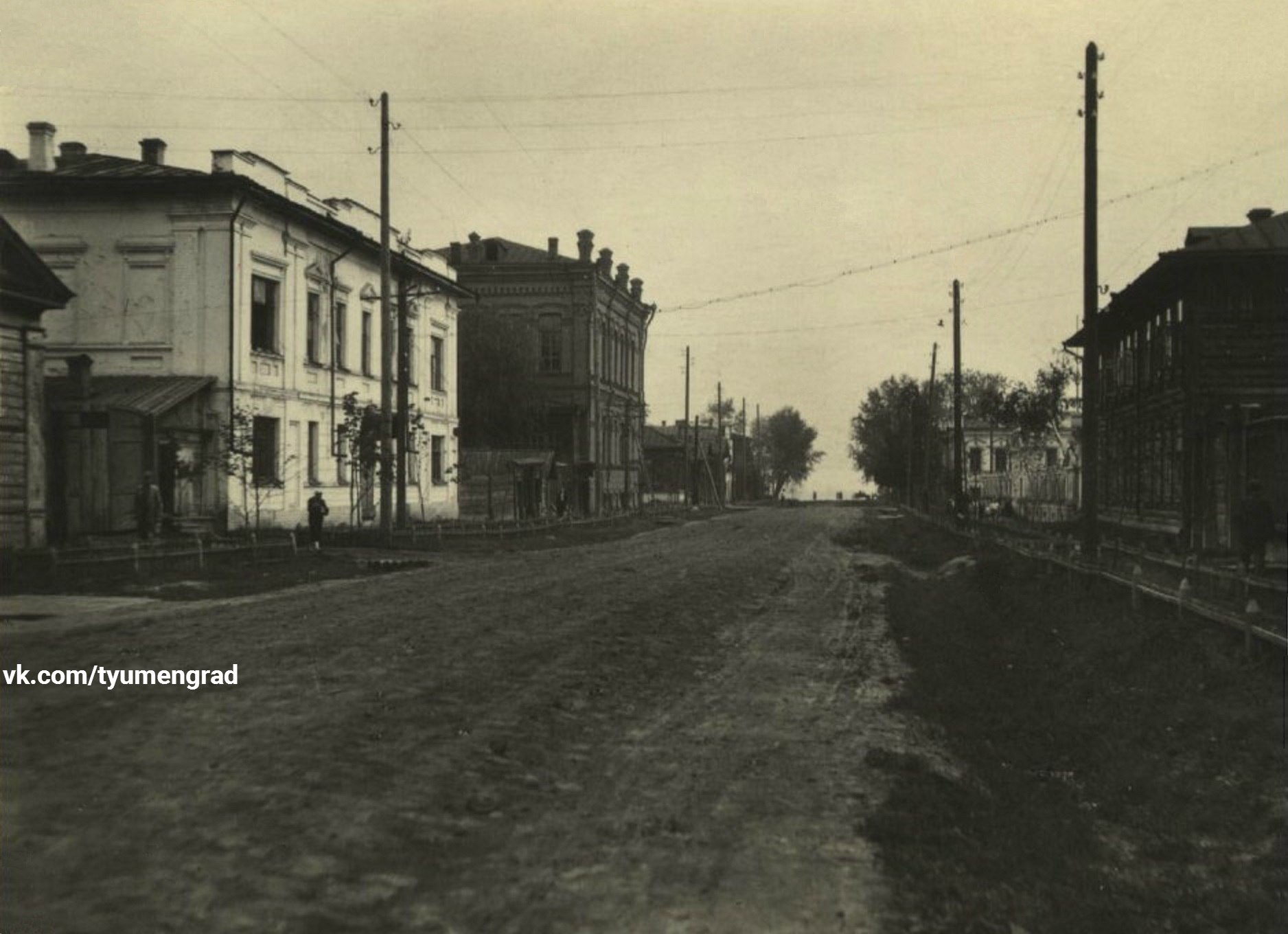 Улица Семакова. 1949 год. Снимок из фондов МКимС. Белое здание слева — <nobr class="_">Семакова, 10</nobr>, дальше — <nobr class="_">Володарского, 6</nobr> Улица Семакова. 1949 год. Снимок из фондов МКимС. Белое здание слева — <nobr class="_">Семакова, 10</nobr>, дальше — <nobr class="_">Володарского, 6</nobr>