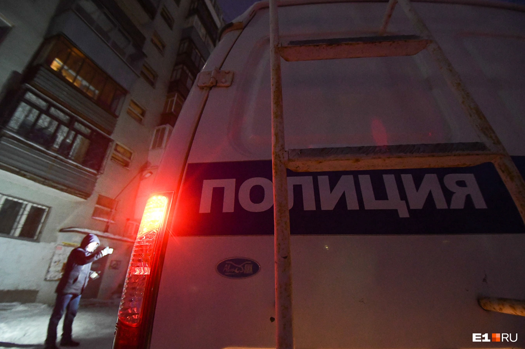 «Вытащили из вырытой ямы». В Екатеринбурге под окнами многоэтажки нашли тело девушки