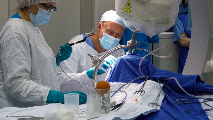 Уральские нейрохирурги провели уникальную операцию. Пациент сможет управлять мозгом с помощью пульта