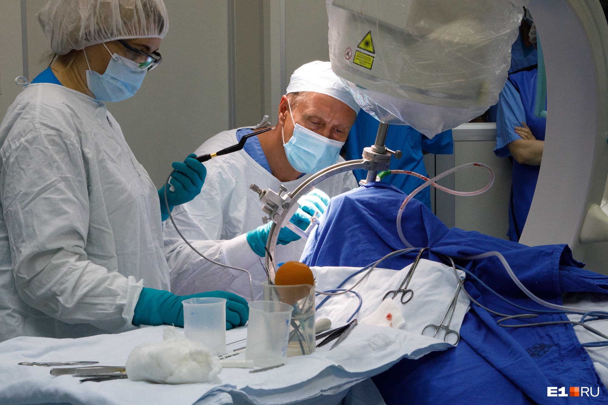 Уральские нейрохирурги провели уникальную операцию. Пациент сможет управлять мозгом с помощью пульта