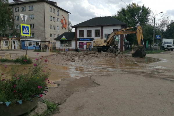 Коммунальщики изо всех сил пытаются привести сети в рабочее состояние Коммунальщики изо всех сил пытаются привести сети в рабочее состояние