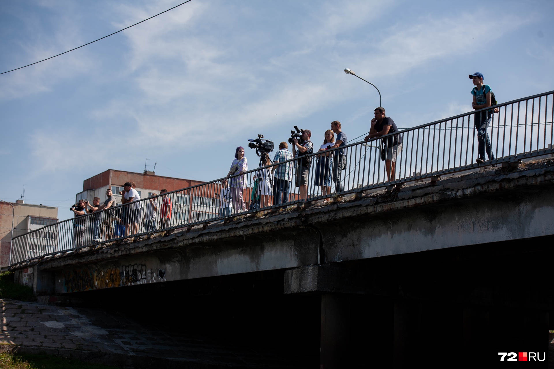 Журналисты тоже удобно устроились на мосту и снимали, как спасатели обследуют дно озера