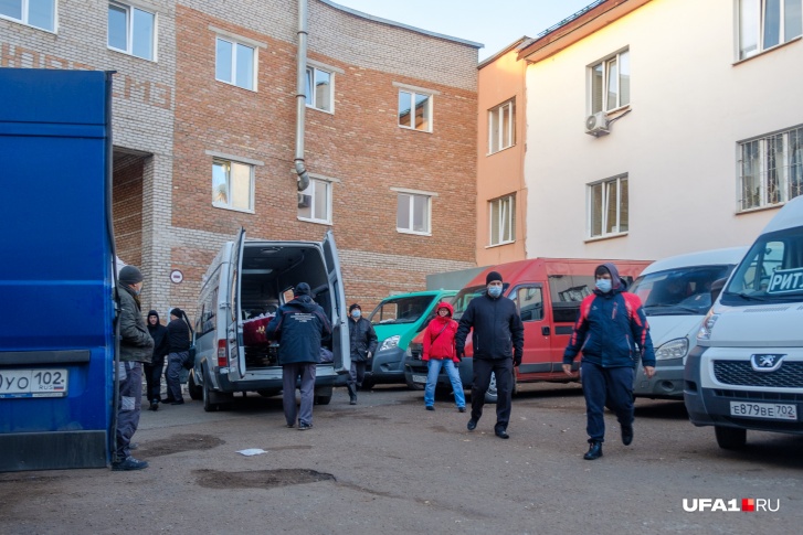 Очередь из катафалков выстроилась с 8 утра Очередь из катафалков выстроилась с 8 утра