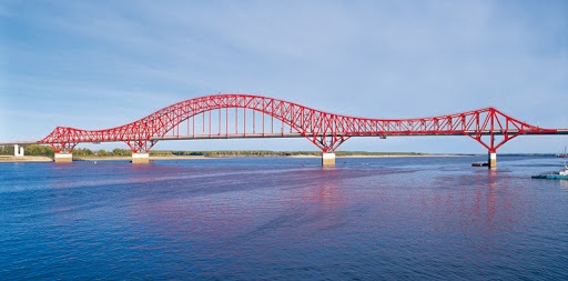 Мост правда очень похож китайского речного дракона — вот-вот нырнет в воду, как положено водяной твари
