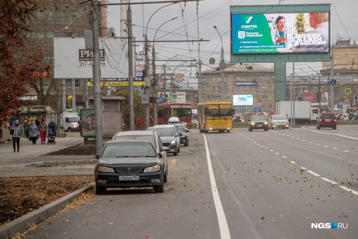 Новосибирцы продолжают парковаться на выделенной для общественного транспорта линии Новосибирцы продолжают парковаться на выделенной для общественного транспорта линии