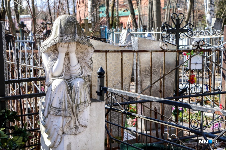 Один из памятников на Бугровском кладбище Один из памятников на Бугровском кладбище
