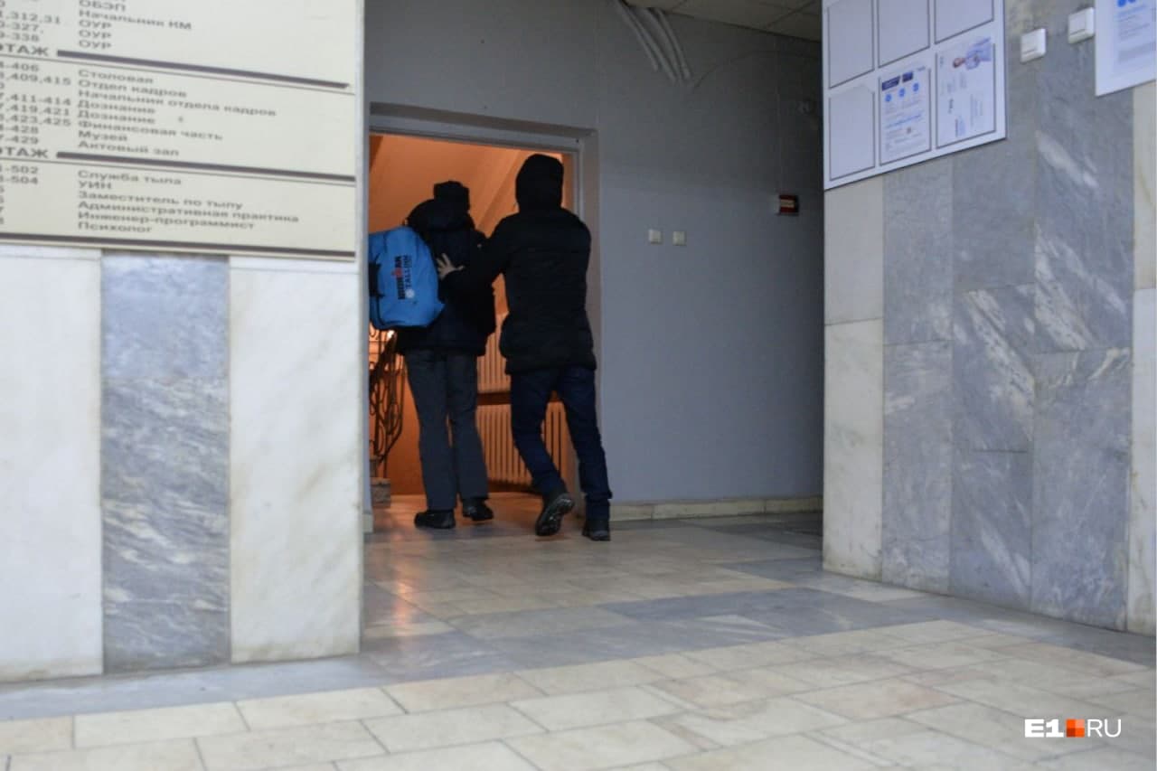 Алексея Гресько под руки заводят в отделение полиции <nobr class="_">№ 5</nobr><br> Алексея Гресько под руки заводят в отделение полиции <nobr class="_">№ 5</nobr><br>