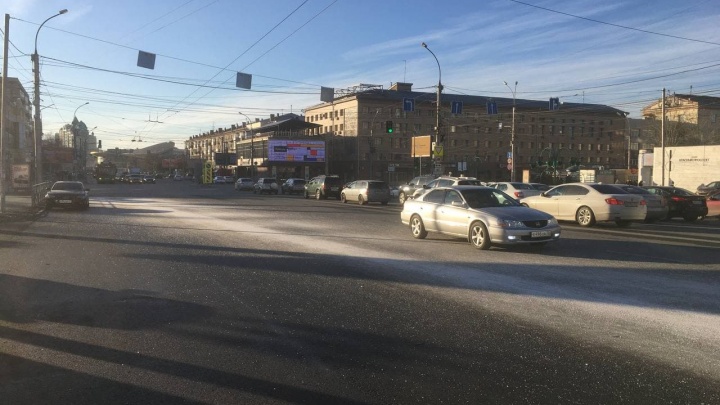 В Новосибирске после снегопада улицы города покрыли толстым слоем реагента