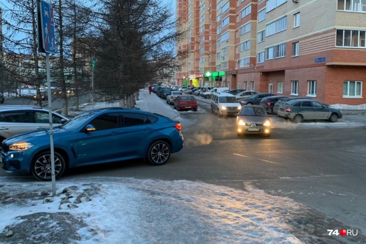 BMW и Renault не разъехались во дворах: один считал, что ехал прямо по улице, другой апеллировал к требованию уступать помехам справа