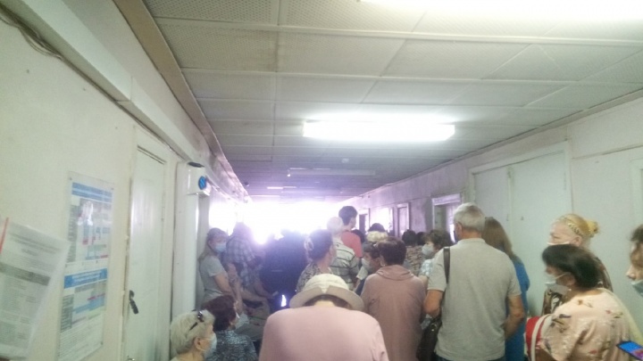 Все ушли на фронт: жители Волжского жалуются на нехватку участковых терапевтов