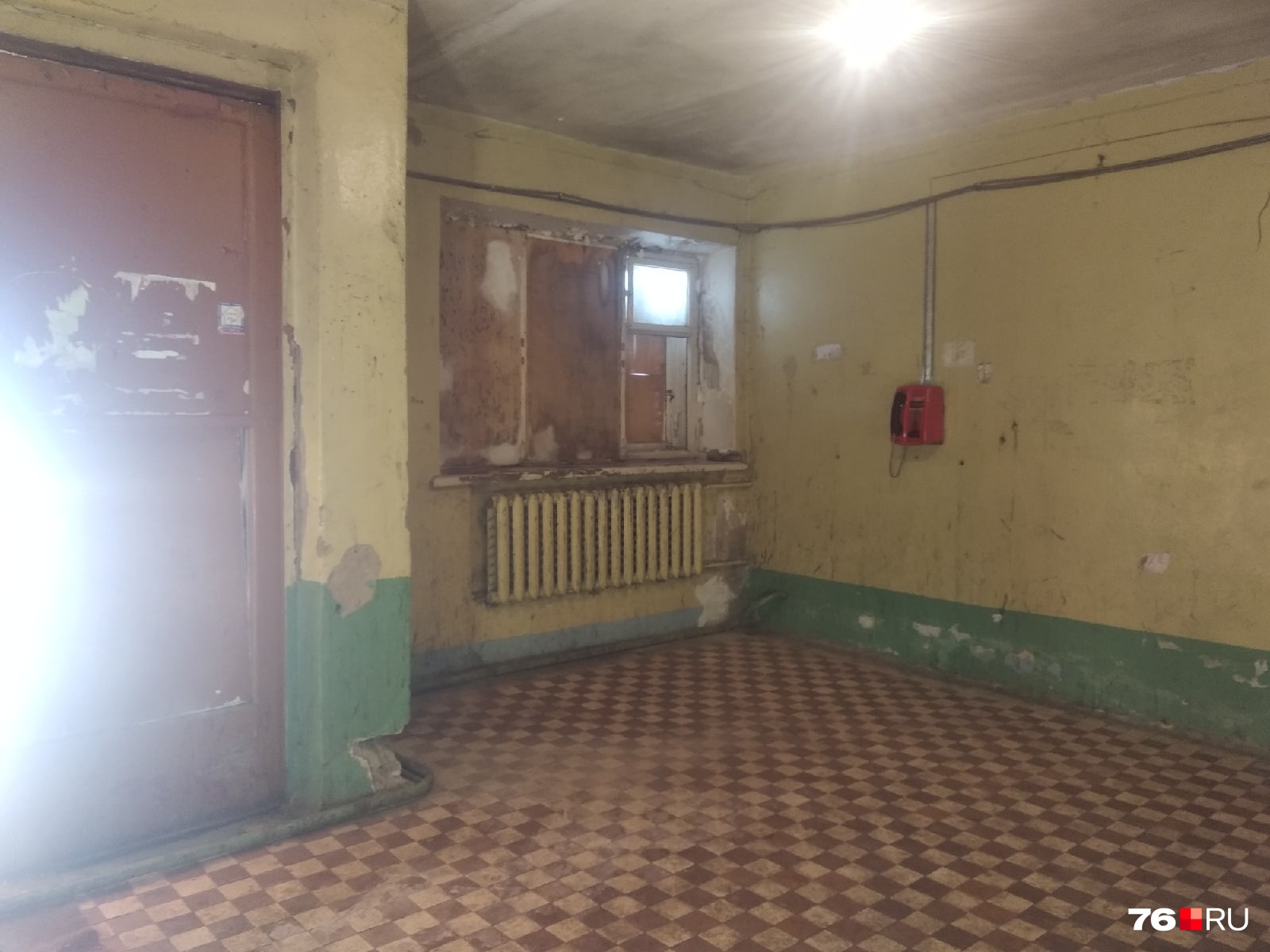 В холле довольно обшарпанные стены В холле довольно обшарпанные стены