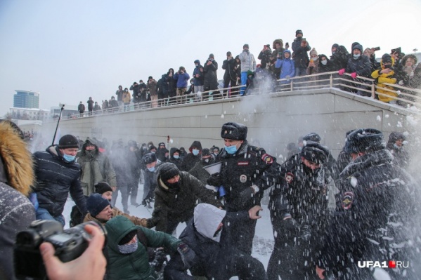 В Уфе на митингах задержали <nobr class="_">90 человек</nobr> В Уфе на митингах задержали <nobr class="_">90 человек</nobr>