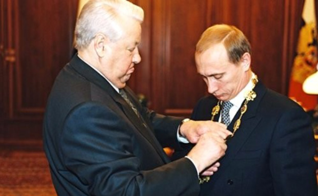 Борис Ельцин передает дела своему ставленнику Владимиру Путину, <nobr class="_">1999 год</nobr> Борис Ельцин передает дела своему ставленнику Владимиру Путину, <nobr class="_">1999 год</nobr>