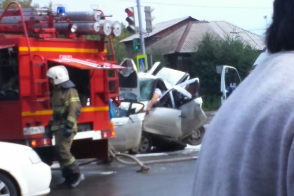 Один из автомобилей буквально впечатало в другой Один из автомобилей буквально впечатало в другой