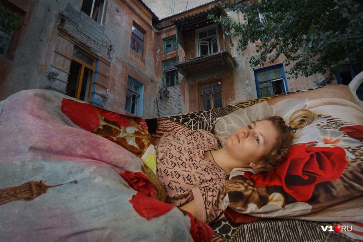 13-летняя Настя после падения с третьего этажа прикована к кровати
