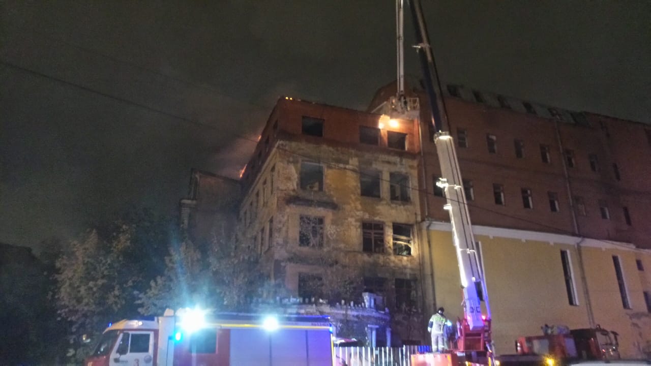 В Екатеринбурге снова полыхало здание заброшенной больницы в Зеленой Роще