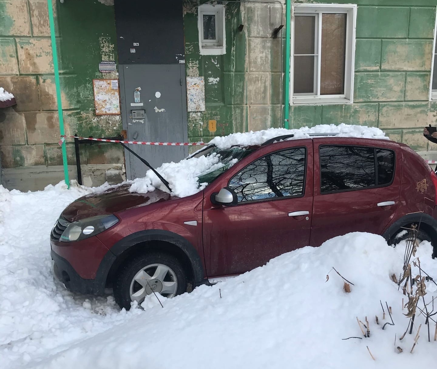 Вконтакте дзержинский московской подслушано. Глыба льда упала на автомобиль. Падение снега на автомобиль. Лед упал на машину. Глыба льда с крыши проломила автомобиль.
