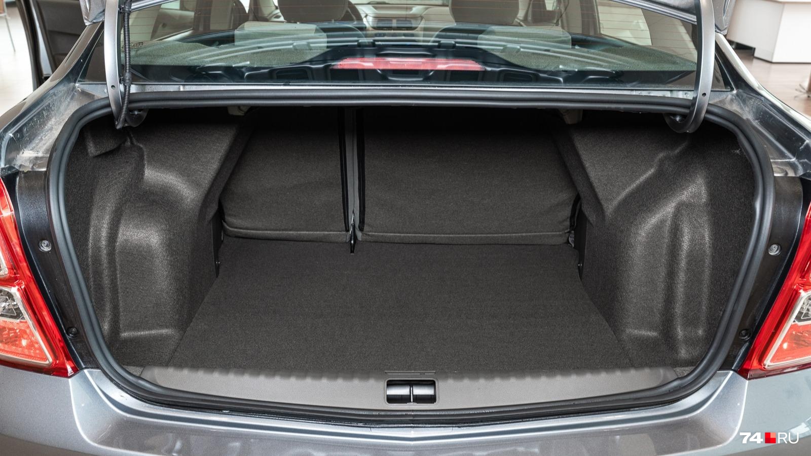 Огромный багажник имеет сложную форму, что осложняет перевозку крупногабаритов. Спинки задних сидений складываются