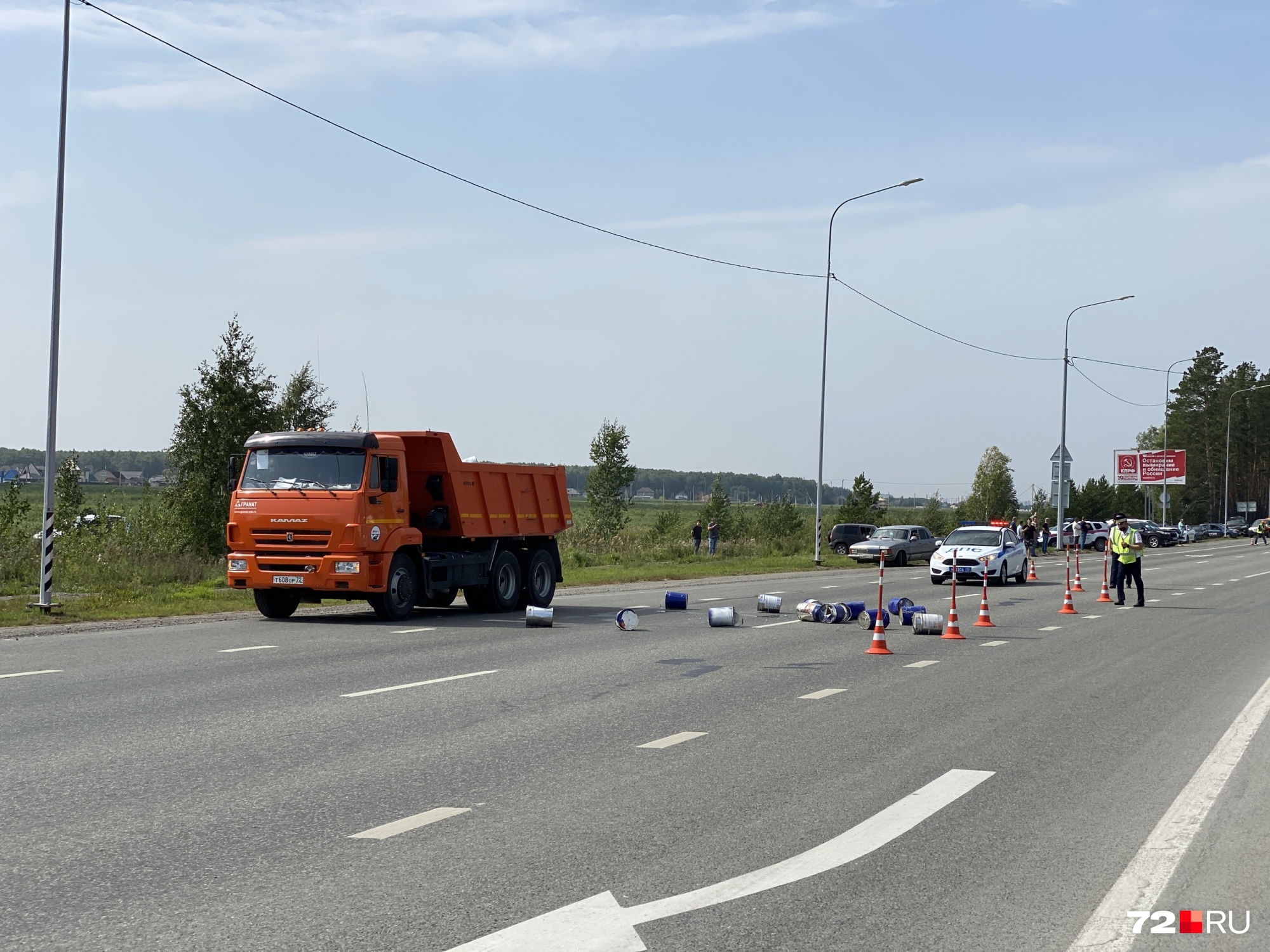 По всё той же легенде, движение в сторону Тобольска оказалось заблокировано, образовалась километровая пробка. В реальности движение транспорта из-за учений перекрывали с 12:15 до 12:50, позже запустили реверсивно По всё той же легенде, движение в сторону Тобольска оказалось заблокировано, образовалась километровая пробка. В реальности движение транспорта из-за учений перекрывали с 12:15 до 12:50, позже запустили реверсивно