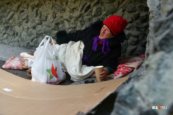 Пожилая женщина с благодарностью приняла горячий кофе