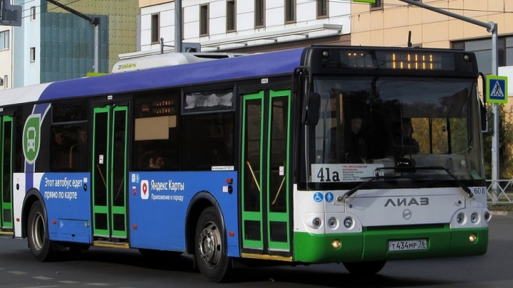 «Сколько можно над людьми издеваться?»: в Ярославле сократили четыре автобусных рейса