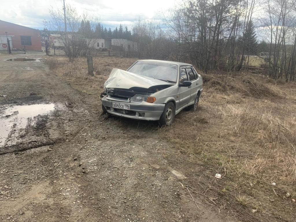 На Урале 65-летний водитель с двумя внуками в машине на скорости врезался в столб