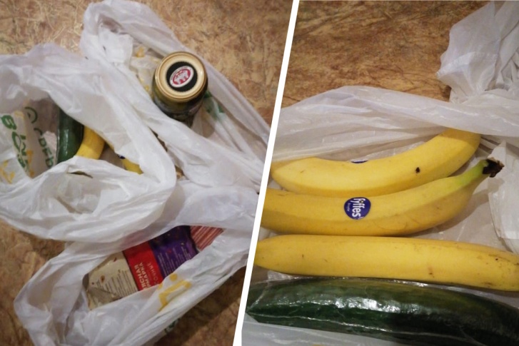 Мужчина получил три пакета с продуктами, которые не заказывал Мужчина получил три пакета с продуктами, которые не заказывал