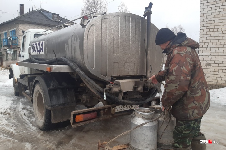 Сейчас воду в цистернах в Рембуево привозят, по словам жителей, два раза в неделю<br> Сейчас воду в цистернах в Рембуево привозят, по словам жителей, два раза в неделю<br>