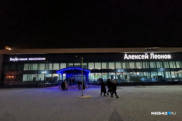 Сейчас аэропорт Кемерово состоит из двух терминалов — внутренних и международных линий Сейчас аэропорт Кемерово состоит из двух терминалов — внутренних и международных линий