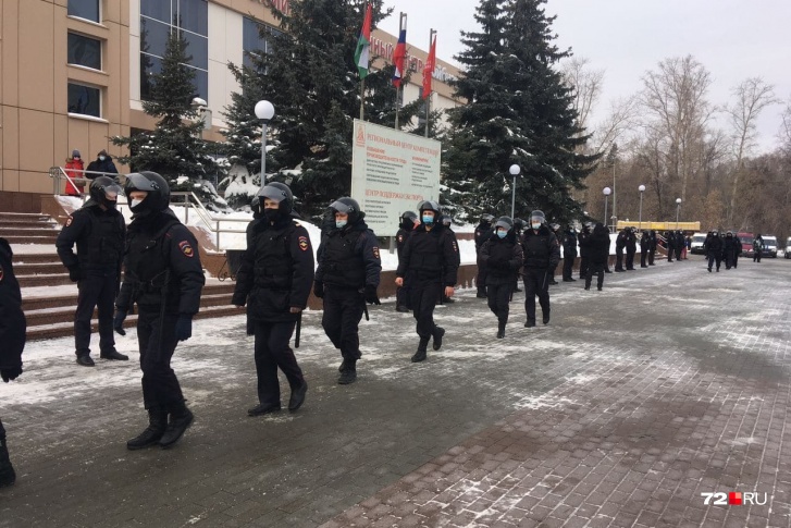По подсчетам нашего корреспондента, на месте находится около 50 полицейских По подсчетам нашего корреспондента, на месте находится около 50 полицейских