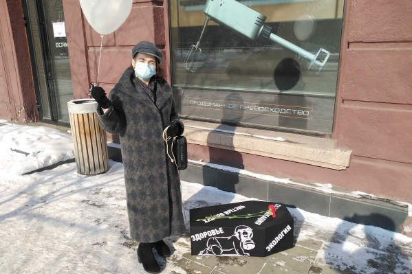 На подходе к зданию Наталью пытались остановить полицейские На подходе к зданию Наталью пытались остановить полицейские