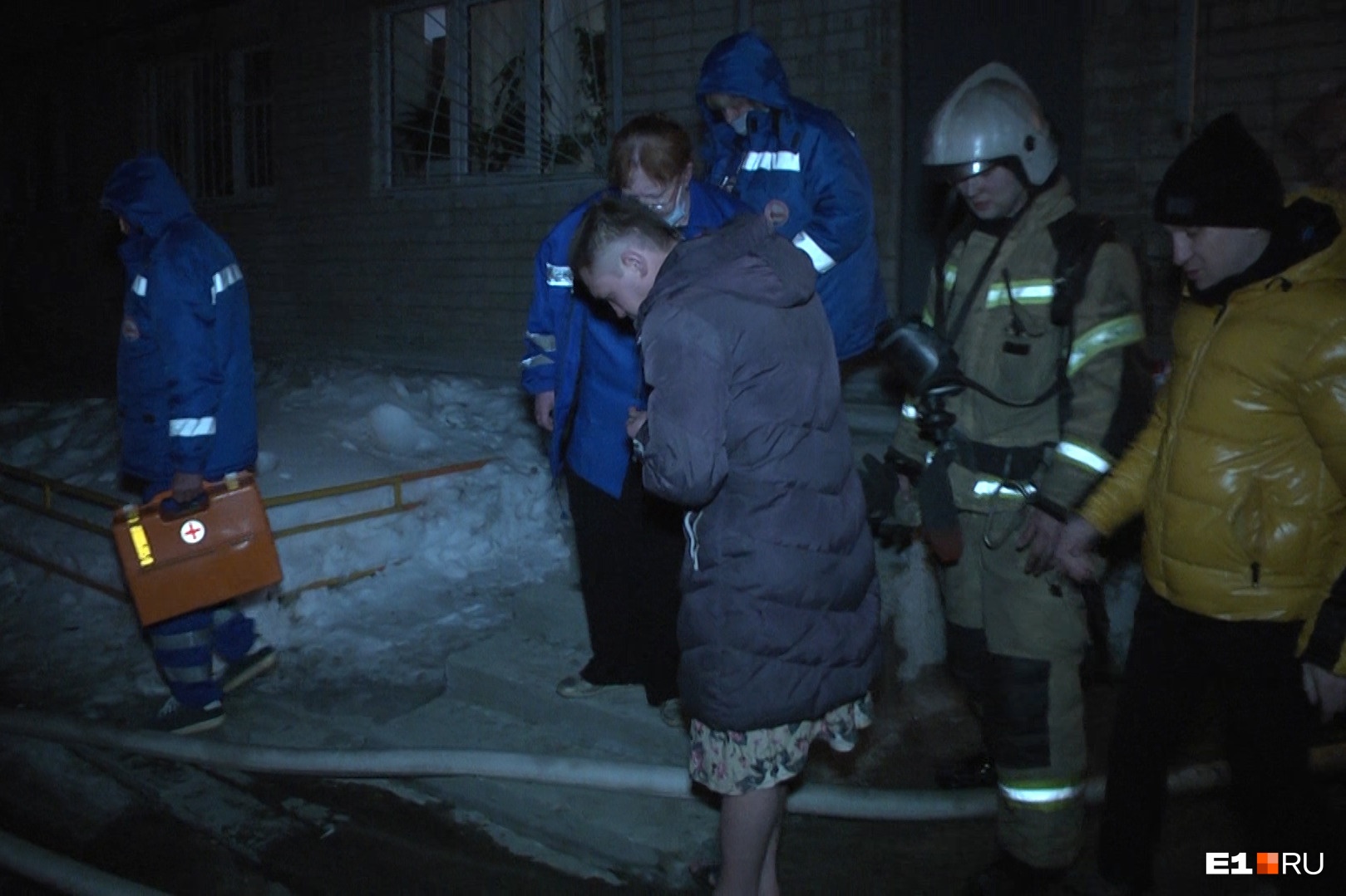 «Люди выбегали на улицу в тапочках»: в Екатеринбурге из-за пожара эвакуировали жителей пятиэтажки