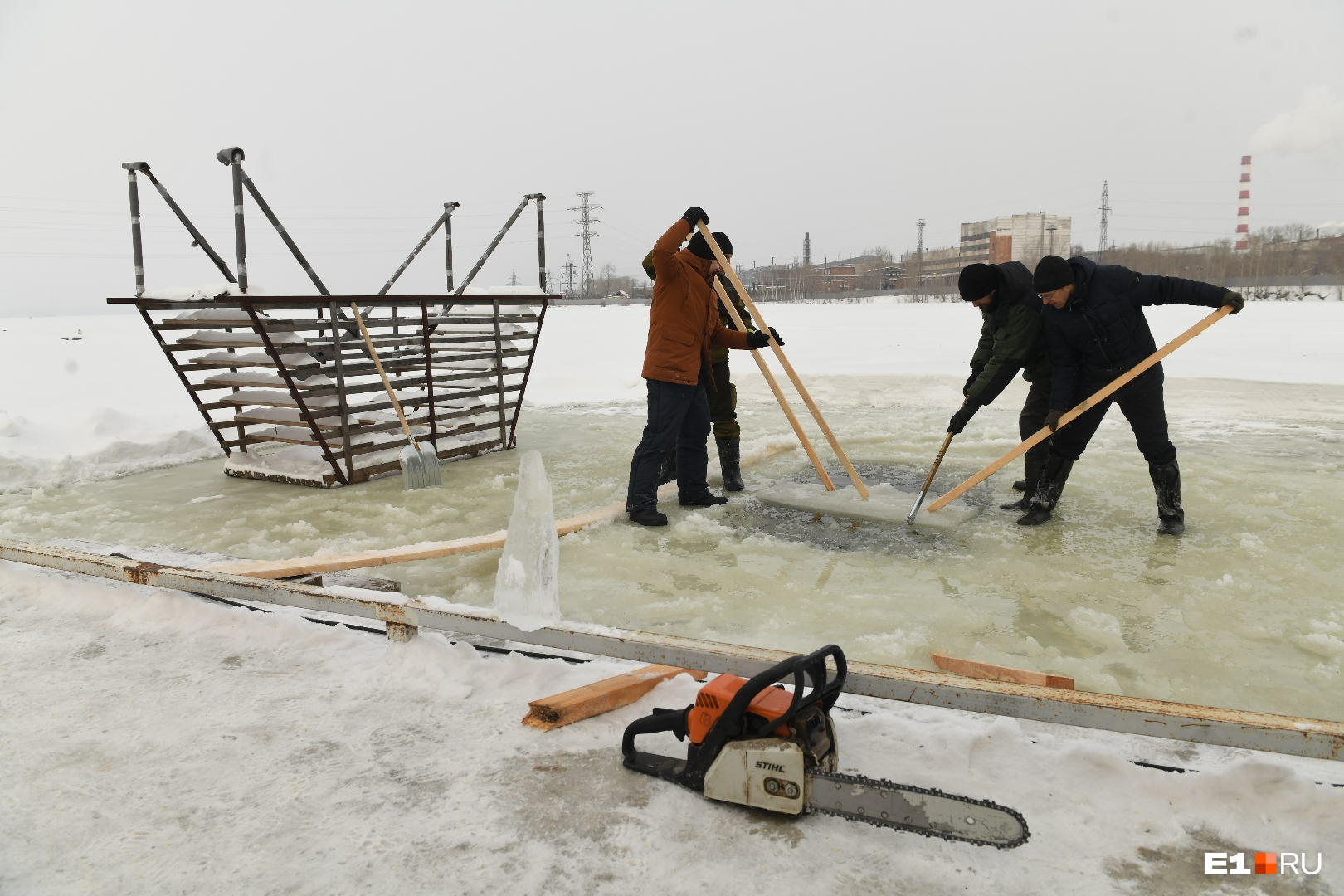 Распиливают лед и ставят каркасы: смотрим, как готовят крещенские купели на ВИЗе